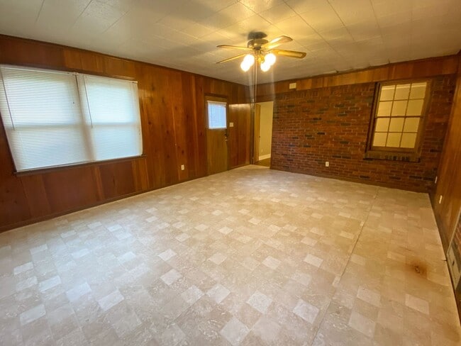 Building Photo - 1 bedroom, living dining den near Central and Highland
