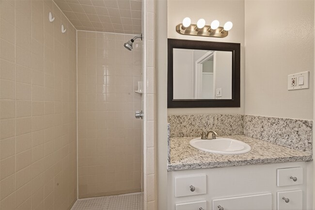 Building Photo - 9502 Skyline Dr