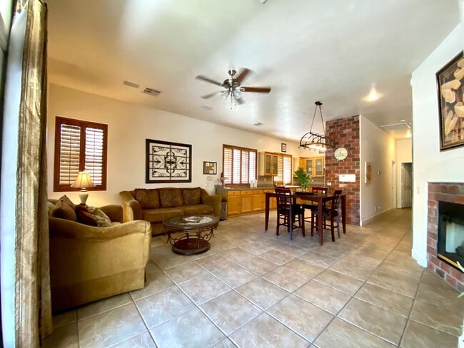 Building Photo - Furnished 4 Bedroom Pool Home - 6 month lease