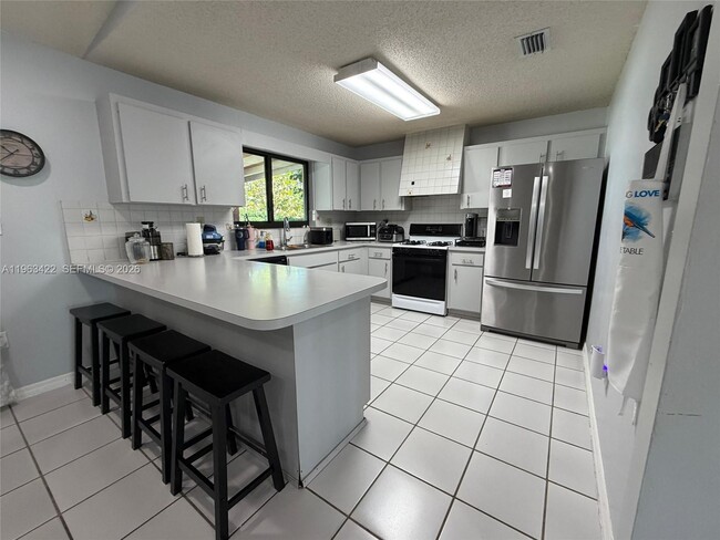 Building Photo - 6541 SW 31st St