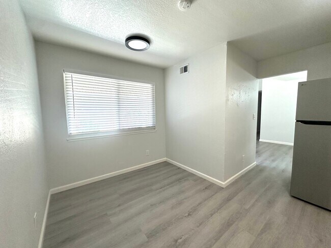 Building Photo - Come see this beautiful completely remodeled 3 bedroom 2 bath home, ready for you to move in today!