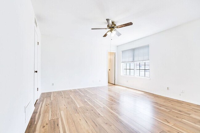 Building Photo - PAY NO SECURITY DEPOSIT! Beautiful Spaciou...