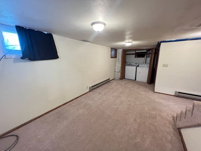 Building Photo - 4 bed 2 bath home centrally located