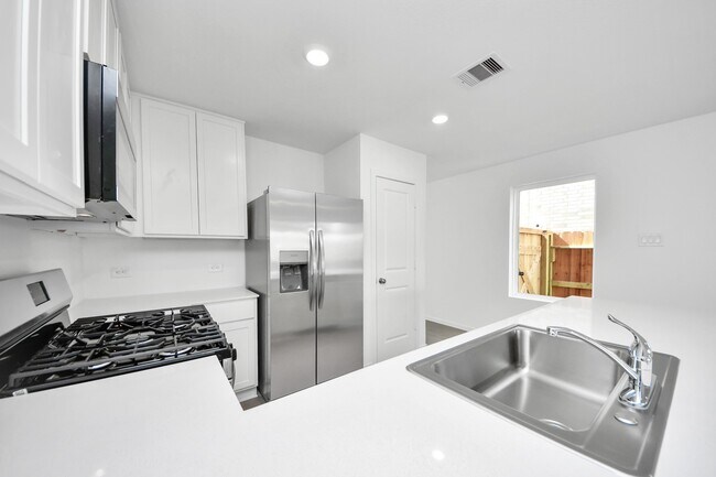 Building Photo - 16831 Spotted Oak Dr