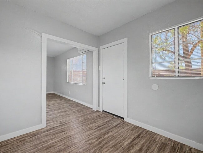 Building Photo - 2122 N Forgeus Ave