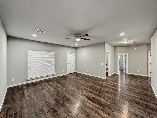 Building Photo - 862 Oakwood Ln