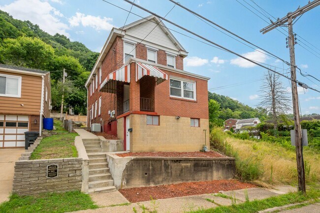 Building Photo - Stunning 3 bed, 2.5 bath home in McKees Rocks available October 1!