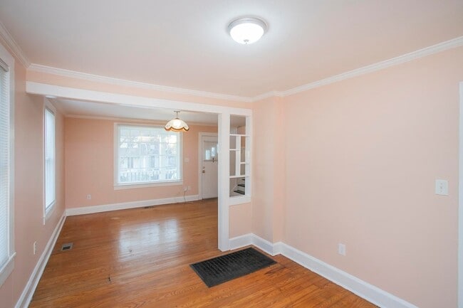 Building Photo - 909 Clarke St