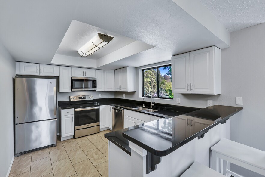 Building Photo - 162 S Coeur Dalene St