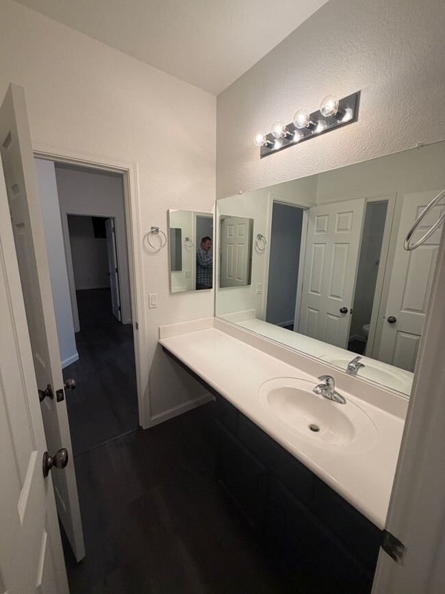 Building Photo - Welcome home to this meticulously maintained property in desirable Sun Groves Subdivision!