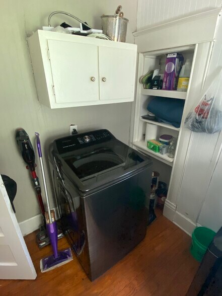 Laundry room - 1310 N Clay Ave