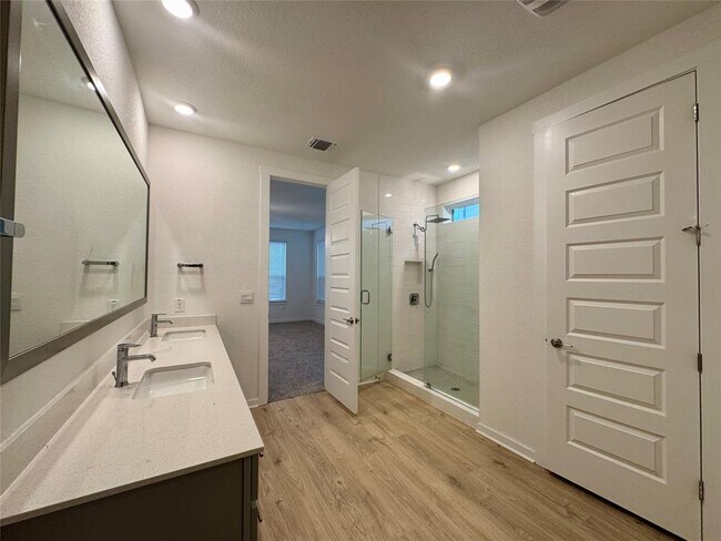 Building Photo - 2320 Magnolia Hl Dr