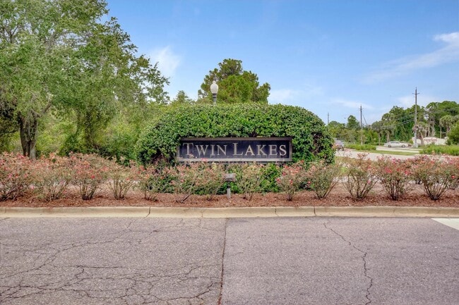 Building Photo - 224 Twin Lakes Ln