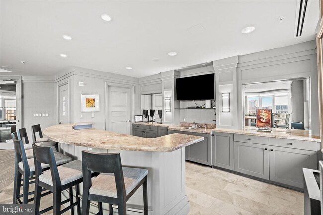 Building Photo - 8220 Crestwood Heights Dr