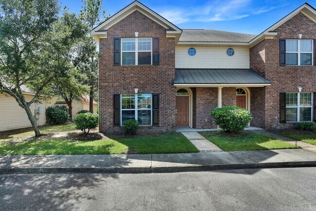 Primary Photo - 3 bedroom 2.5 bath townhome in Carriage Sq...