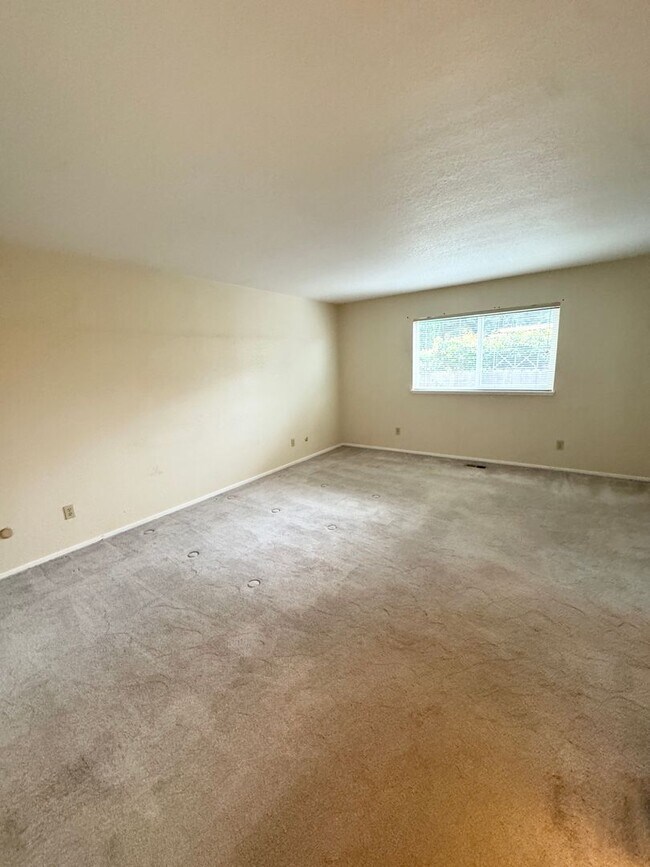 Building Photo - THREE BEDROOM TWO BATH  HOME in the Pocket...