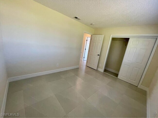 Building Photo - 4052 Bayshore Dr