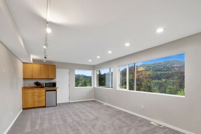 Building Photo - 213 Sea Pines Ln