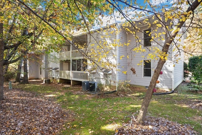 Building Photo - Carrboro 2 Bedroom/1Bathroom Unit! Adorabl...