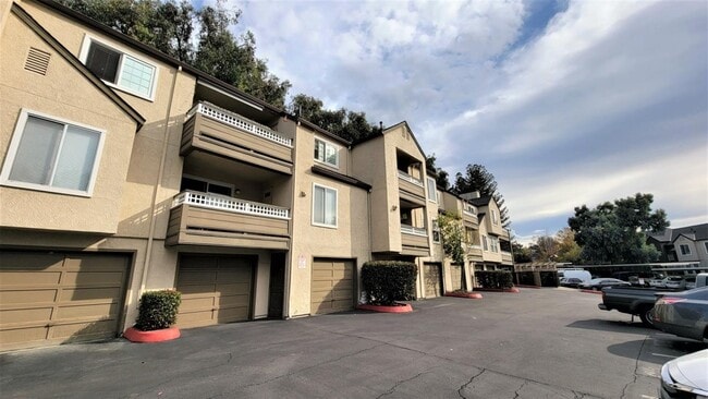 Building Photo - 680 Dartmore Ln