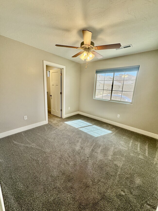 Building Photo - 2261 S Tonaquint Dr