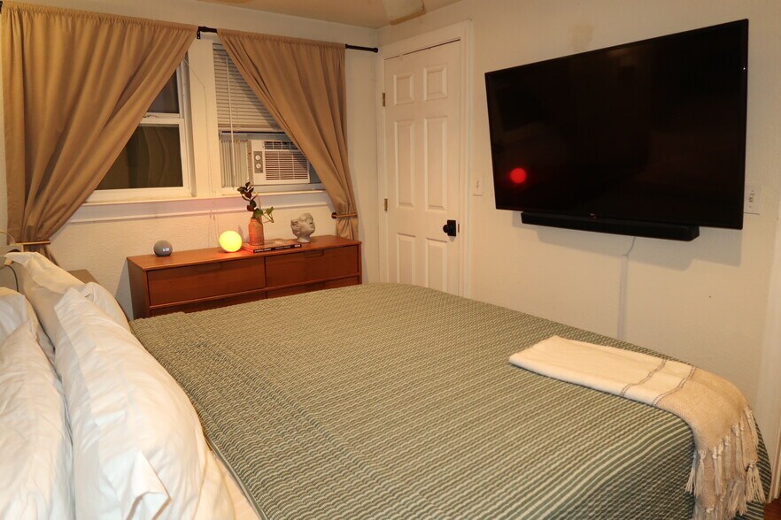 Building Photo - 11002 Lakeside Dr