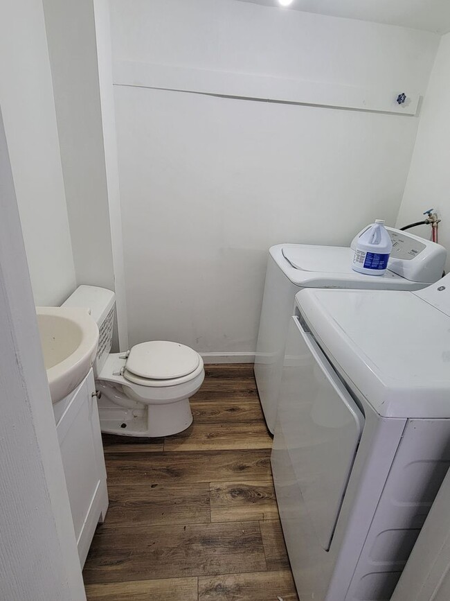 Building Photo - Spacious Twin - Torresdale