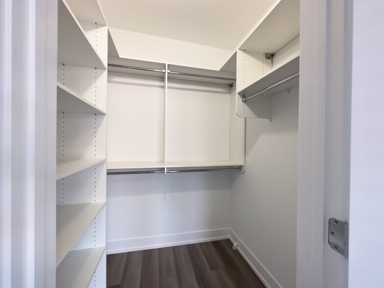 Building Photo - 3942 N Janssen Ave