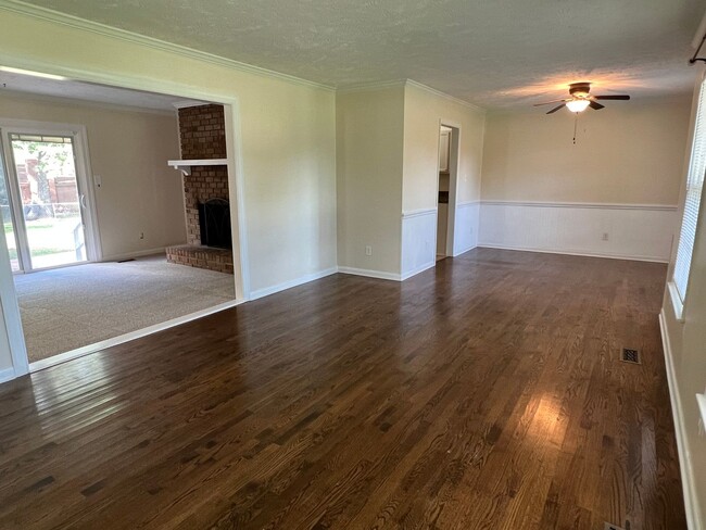 Building Photo - Conveniently Located Home with Fenced Back...