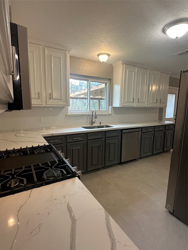 Building Photo - 501 Cindyrella Dr