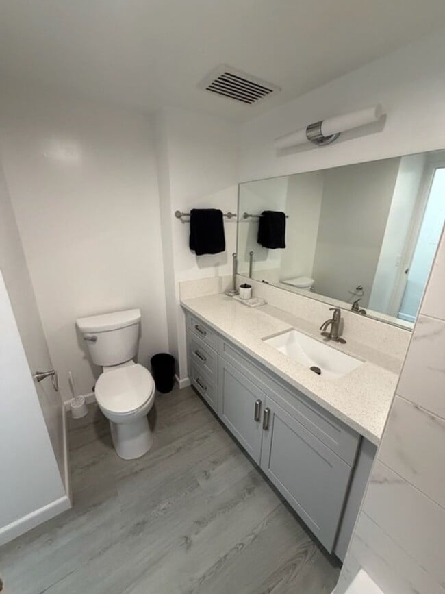 Building Photo - Fully Furnished Remodeled 1 bed w/ parking & views- Electric INCLUDED