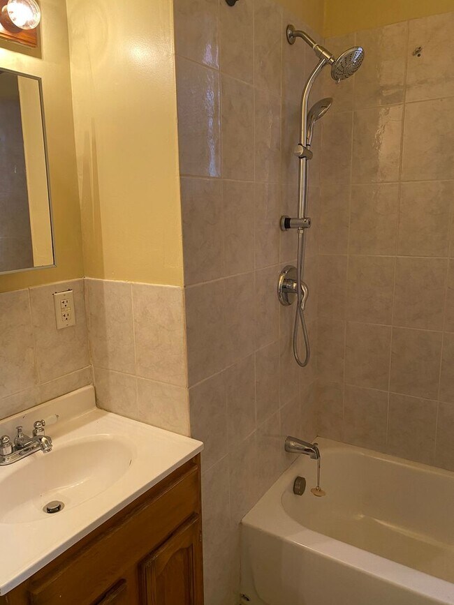 Building Photo - Spacious Rooms! Hardwood Flooring Througho...