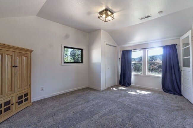 Building Photo - 2 bedroom charmer on W South for rent!