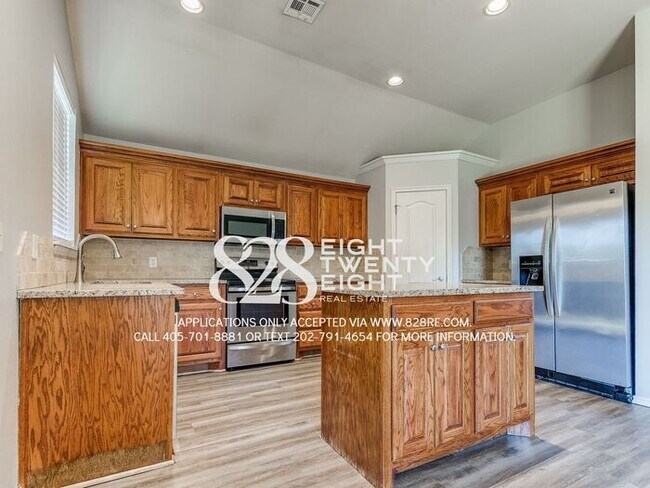 Building Photo - Lovely 3 Bed/2 Bath/2 Car Garage Single Fa...