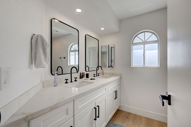 Building Photo - Furnished 4 bedroom home in the Lakes!