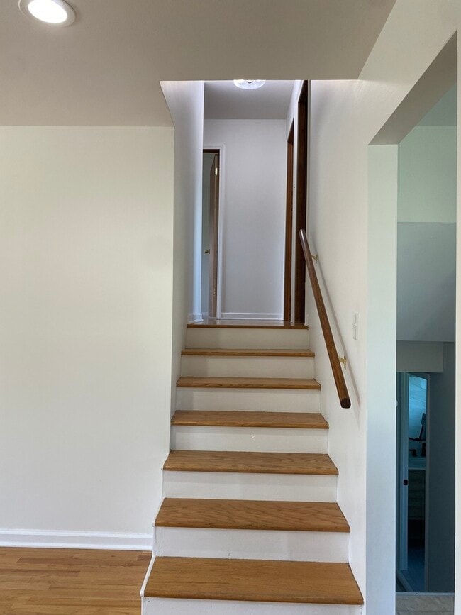 Building Photo - 10 E Schubert Ave