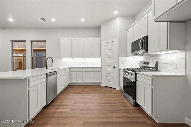 Building Photo - 10704 Beaufort Ave