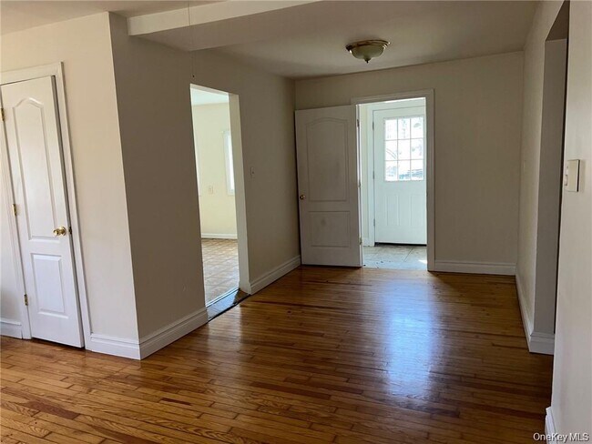 Building Photo - 91 Toleman Rd