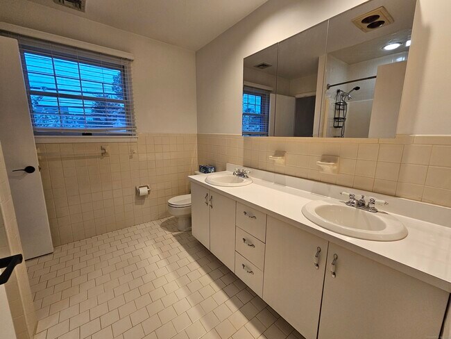 Building Photo - 246 Seaside Ave