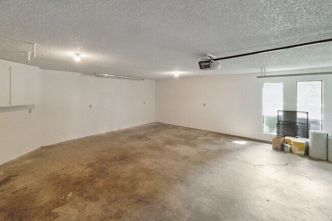 Building Photo - Beautiful Single Family Home Located In In...