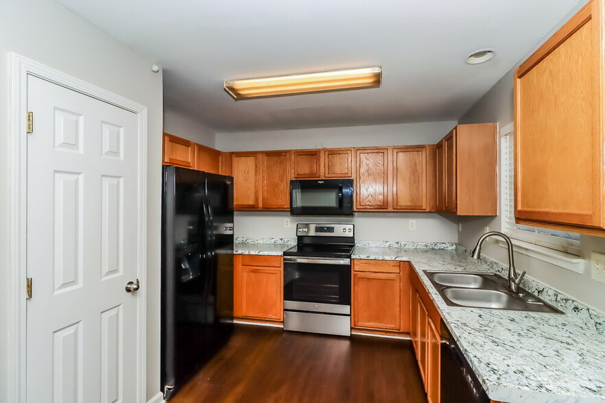 Building Photo - 7103 Fox Point Dr