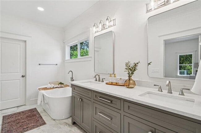 Building Photo - 1036 Dell Ave SE