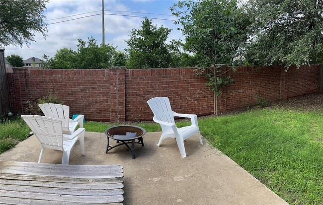 Building Photo - 5733 Pebble Ridge Dr