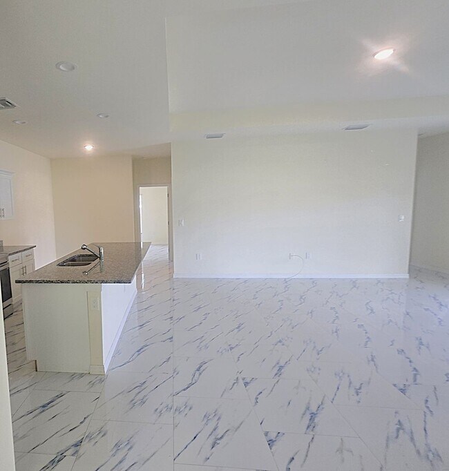 Building Photo - CORNER DULEX-PRIME LOCATION-THREE BEDROOM, TWO BATH, ONE CAR DUPLEX