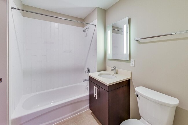 Building Photo - 1 Bed + 1 FB / Luxury Living in the heart ...