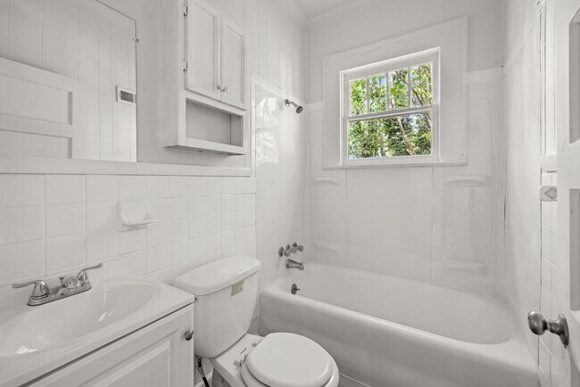 Building Photo - Beautiful Historic 4 Bedroom 2 Bathroom Home