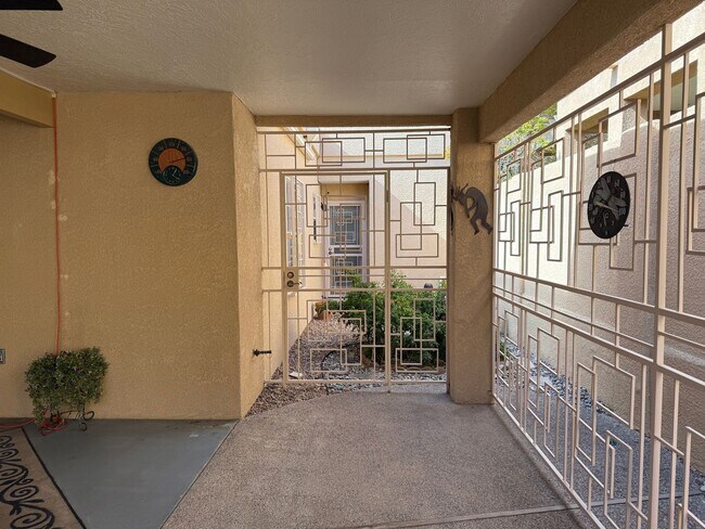 Building Photo - Desirable 3 Bed 2 Bath 2 Car Garage