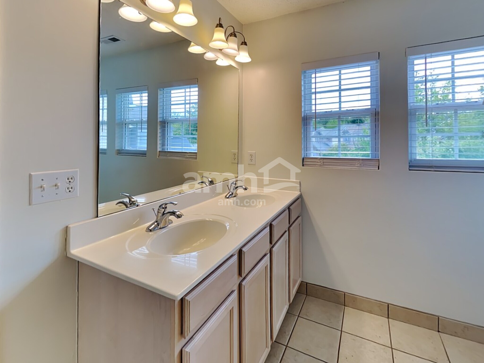 Building Photo - 124 Trayesan Dr
