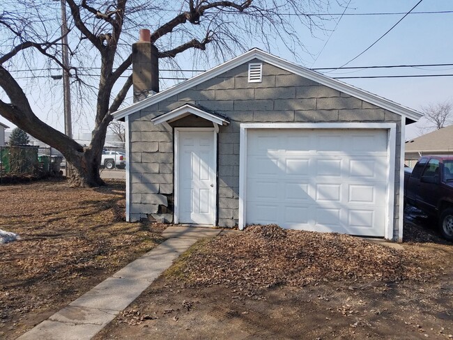 Building Photo - 3 Bedroom House