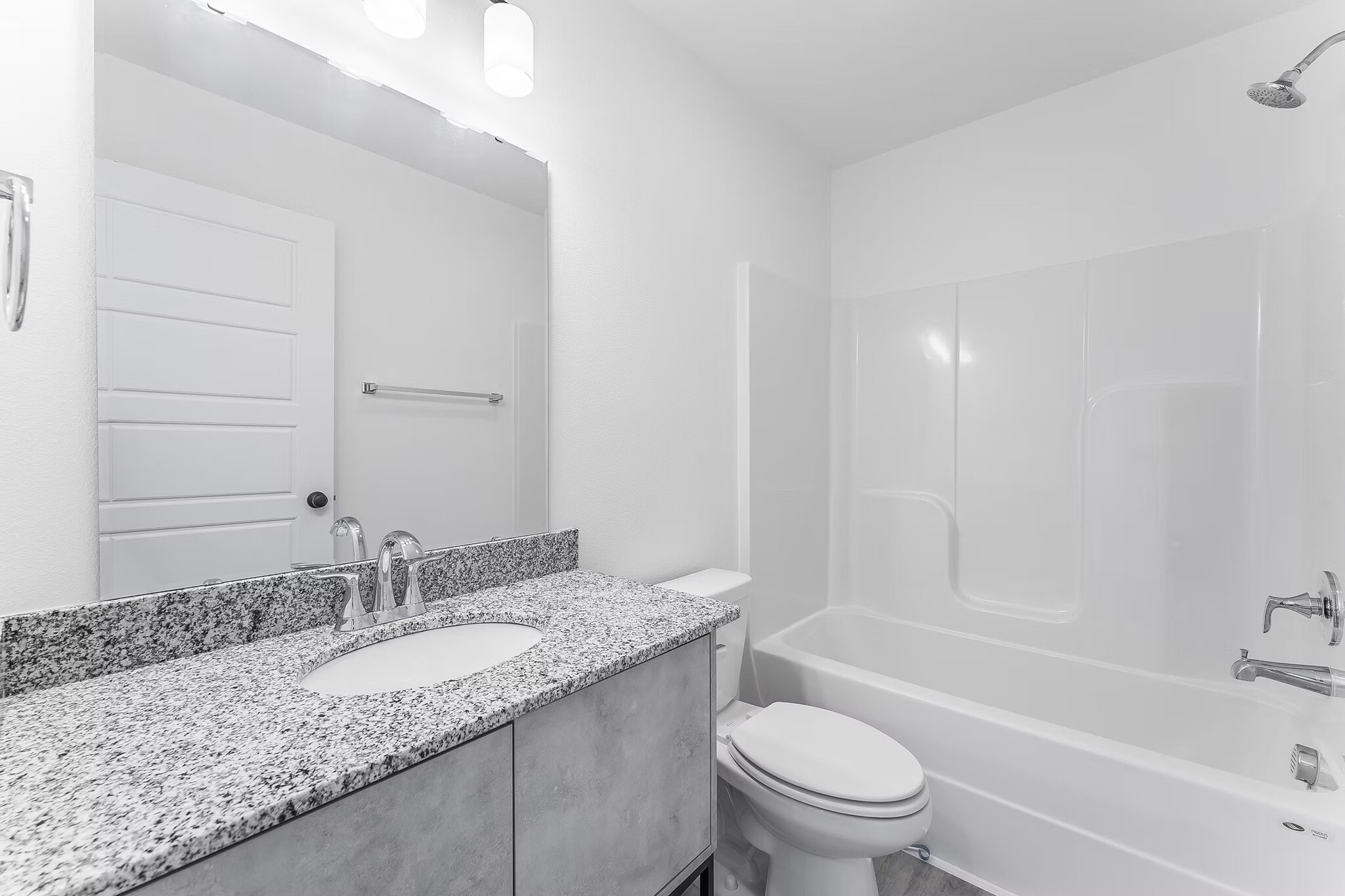 upstairs full bath - 940 Ventnor Ave